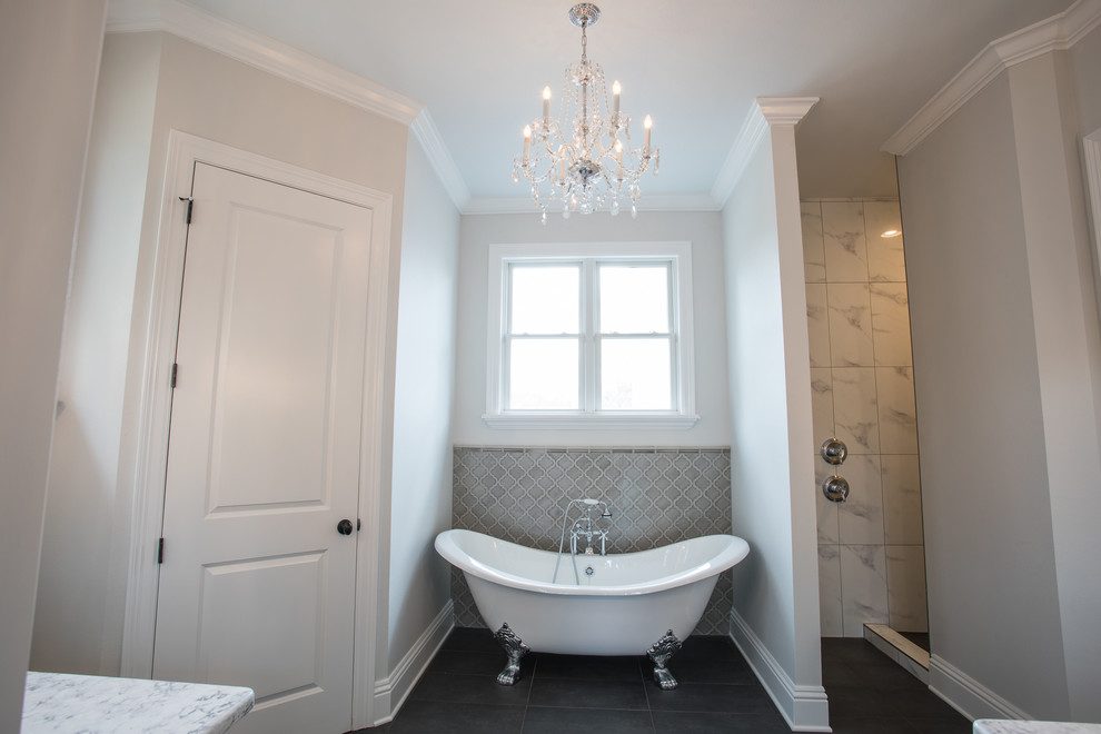 Idéer för att renovera ett mellanstort lantligt en-suite badrum, med ett badkar med tassar, svart kakel, porslinskakel, vita väggar och klinkergolv i porslin