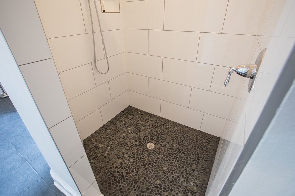 Imagen de cuarto de baño de estilo de casa de campo de tamaño medio con ducha abierta, baldosas y/o azulejos blancos, baldosas y/o azulejos de porcelana, paredes grises y suelo de baldosas tipo guijarro
