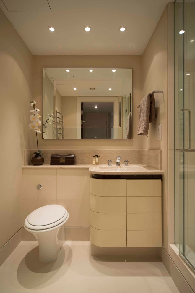 Свежая идея для дизайна: ванная комната в современном стиле с бежевыми стенами - отличное фото интерьера