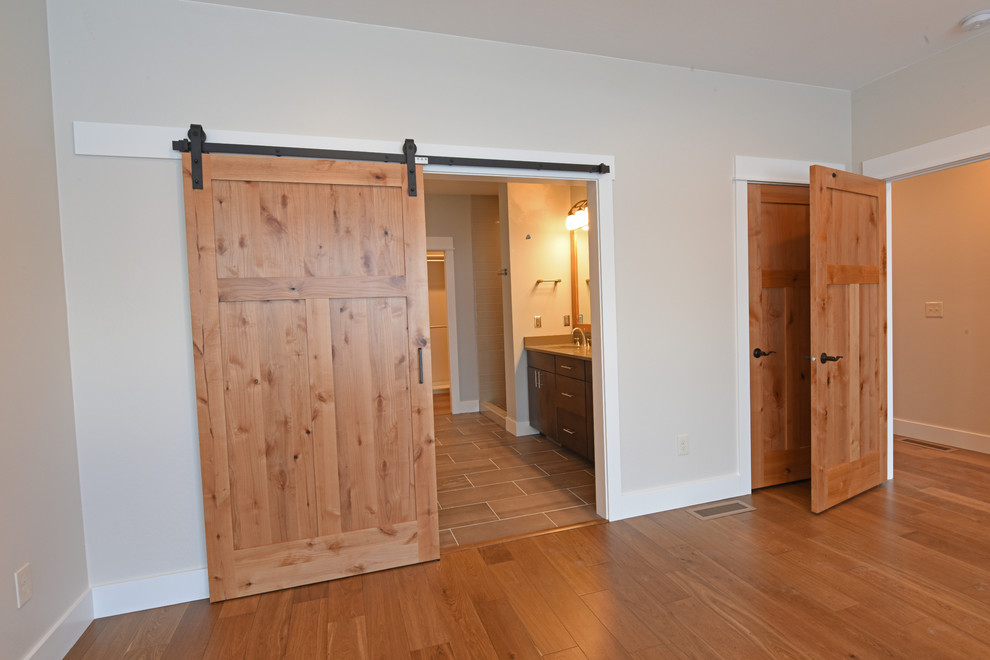 Exemple d'une salle de bain tendance avec un placard à porte plane, des portes de placard grises, une douche ouverte, un carrelage gris, des carreaux de céramique, un mur gris, un lavabo encastré, un plan de toilette en quartz modifié et un sol gris.