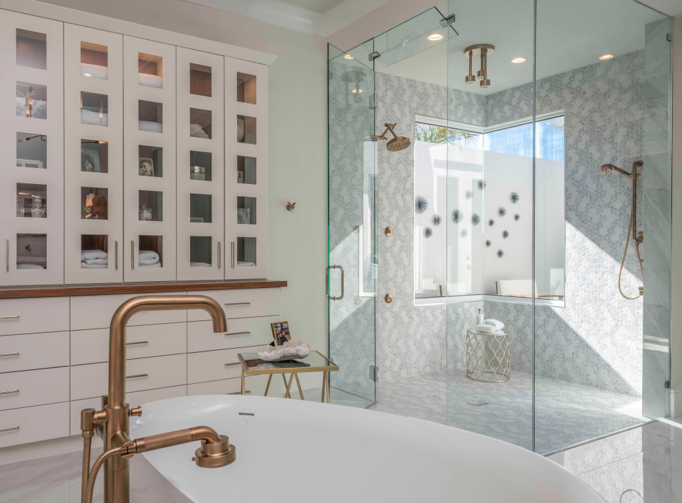 Idee per una stanza da bagno padronale chic con ante lisce, ante bianche, vasca freestanding, piastrelle grigie, piastrelle bianche, piastrelle di marmo, pareti beige e pavimento grigio