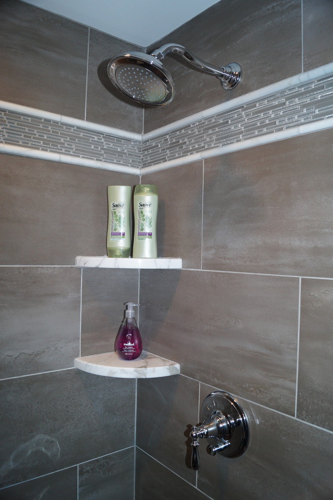 Bild på ett litet vintage badrum med dusch, med luckor med upphöjd panel, skåp i mellenmörkt trä, en öppen dusch, en toalettstol med hel cisternkåpa, grå kakel, porslinskakel, grå väggar, klinkergolv i porslin, ett undermonterad handfat och marmorbänkskiva