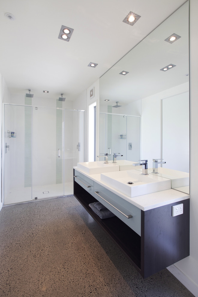 Стильный дизайн: ванная комната в стиле модернизм с двойным душем и настольной раковиной - последний тренд
