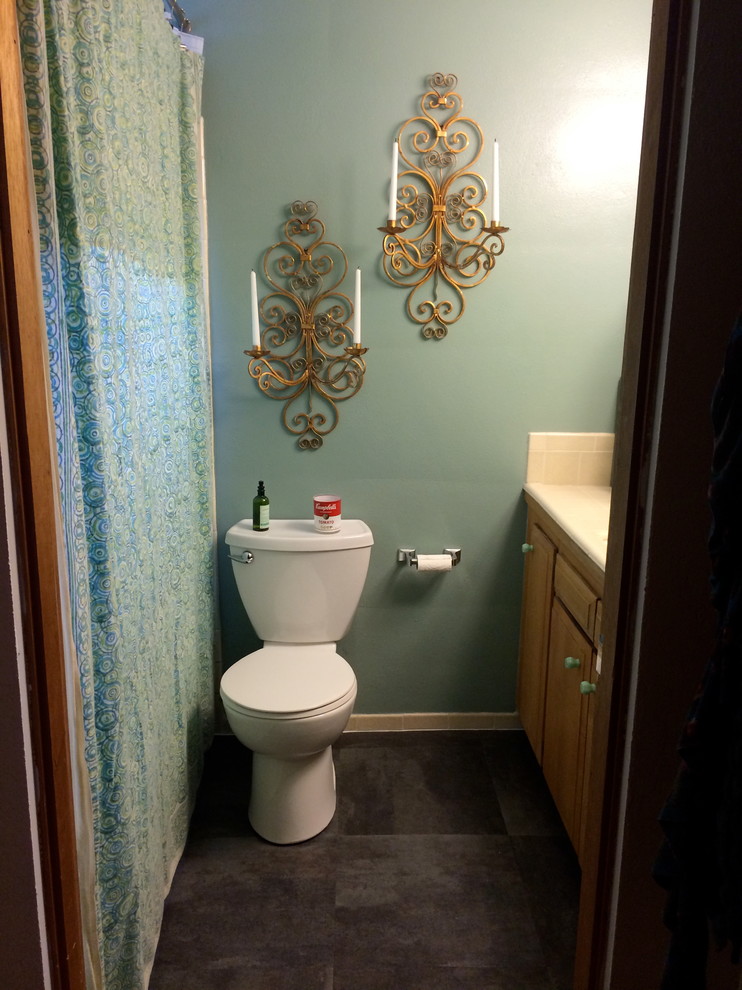 Idéer för att renovera ett litet 60 tals en-suite badrum, med ett undermonterad handfat, luckor med upphöjd panel, skåp i mellenmörkt trä, kaklad bänkskiva, ett platsbyggt badkar, en dusch/badkar-kombination, en toalettstol med separat cisternkåpa, beige kakel, keramikplattor, gröna väggar och linoleumgolv