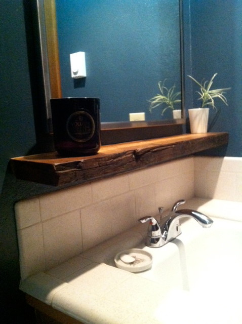 Inspiration pour une petite salle de bain minimaliste en bois brun avec un lavabo encastré, un placard avec porte à panneau surélevé, un plan de toilette en carrelage, WC séparés, un carrelage blanc, des carreaux de céramique, un mur bleu et un sol en carrelage de porcelaine.