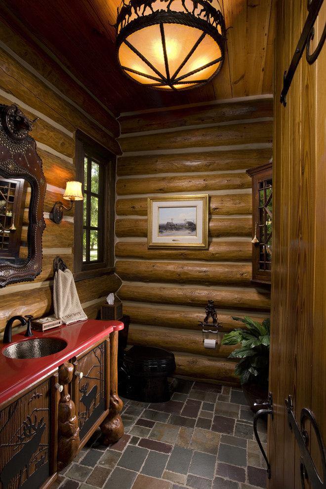 Inspiration för ett rustikt badrum, med skåp i mörkt trä, skiffergolv och släta luckor