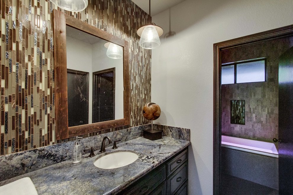 Пример оригинального дизайна: главная ванная комната среднего размера в классическом стиле с фасадами с выступающей филенкой, черными фасадами, накладной ванной, бежевой плиткой, коричневой плиткой, удлиненной плиткой, бежевыми стенами, полом из керамической плитки, врезной раковиной, открытым душем, раздельным унитазом, столешницей из дерева, бежевым полом и душем с распашными дверями