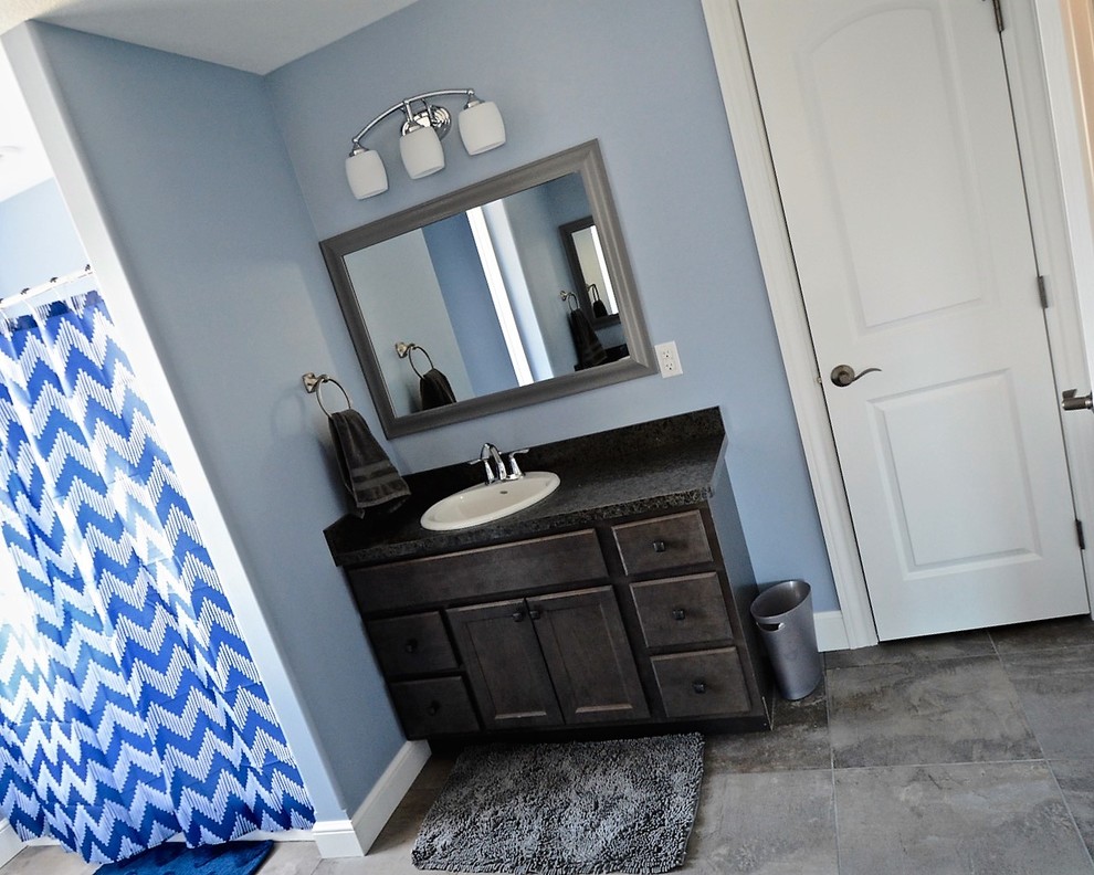 Свежая идея для дизайна: детская ванная комната среднего размера в современном стиле с фасадами в стиле шейкер, серыми фасадами, душем в нише, унитазом-моноблоком, серой плиткой, керамогранитной плиткой, синими стенами, полом из керамогранита, накладной раковиной, столешницей из ламината, серым полом и шторкой для ванной - отличное фото интерьера