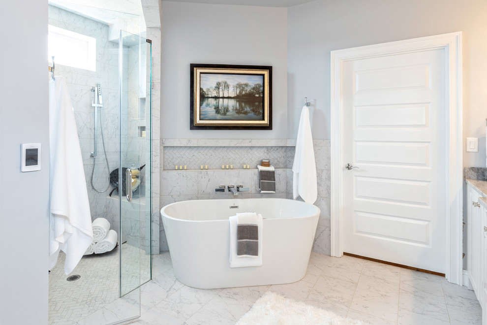Foto på ett vintage en-suite badrum, med ett fristående badkar, en dusch i en alkov, grå kakel, grå väggar, grått golv och dusch med gångjärnsdörr