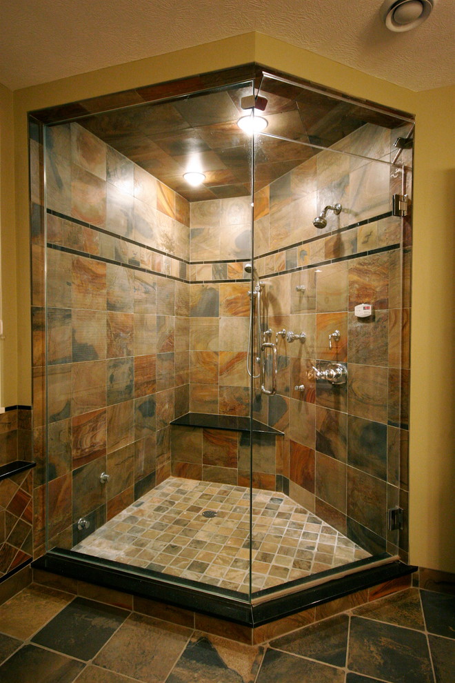 Стильный дизайн: большая главная ванная комната в стиле кантри с двойным душем, разноцветной плиткой, каменной плиткой, серыми стенами и полом из сланца - последний тренд