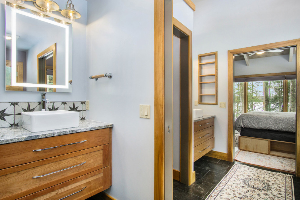 Свежая идея для дизайна: главная ванная комната среднего размера в стиле фьюжн с фасадами в стиле шейкер, светлыми деревянными фасадами, отдельно стоящей ванной, душем в нише, раздельным унитазом, серой плиткой, серыми стенами, раковиной с пьедесталом, столешницей из гранита, серым полом, душем с распашными дверями и разноцветной столешницей - отличное фото интерьера