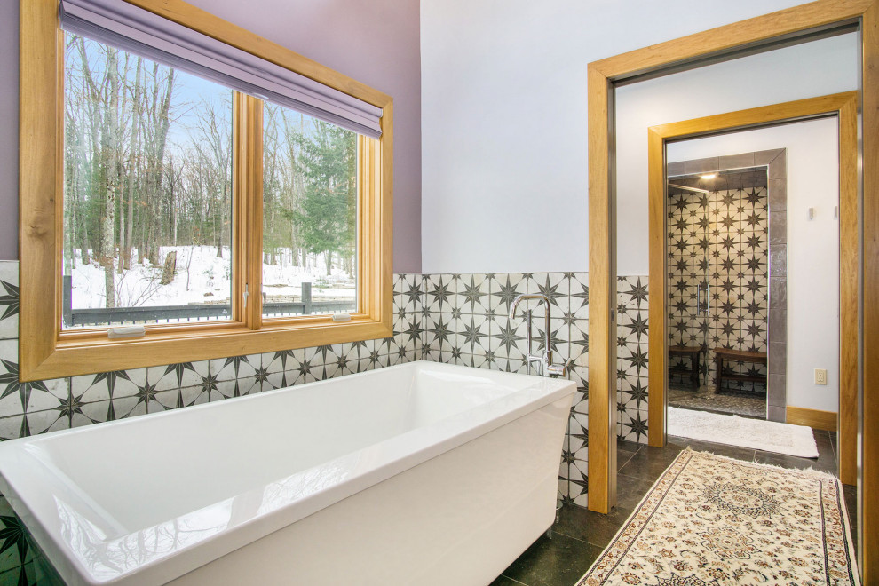 Inredning av ett eklektiskt mellanstort flerfärgad flerfärgat en-suite badrum, med skåp i shakerstil, skåp i ljust trä, ett fristående badkar, en dusch i en alkov, en toalettstol med separat cisternkåpa, grå kakel, grå väggar, ett piedestal handfat, granitbänkskiva, grått golv och dusch med gångjärnsdörr
