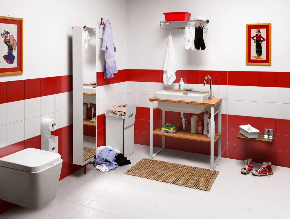 Exempel på ett litet eklektiskt badrum, med öppna hyllor, skåp i ljust trä, träbänkskiva, röda väggar och klinkergolv i keramik