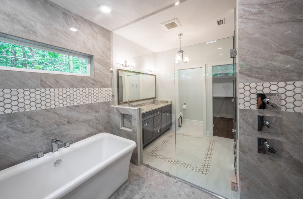 Idéer för ett mellanstort klassiskt flerfärgad en-suite badrum, med luckor med infälld panel, grå skåp, ett fristående badkar, en kantlös dusch, en toalettstol med hel cisternkåpa, flerfärgad kakel, porslinskakel, vita väggar, klinkergolv i porslin, ett integrerad handfat, bänkskiva i kvartsit, vitt golv och dusch med gångjärnsdörr
