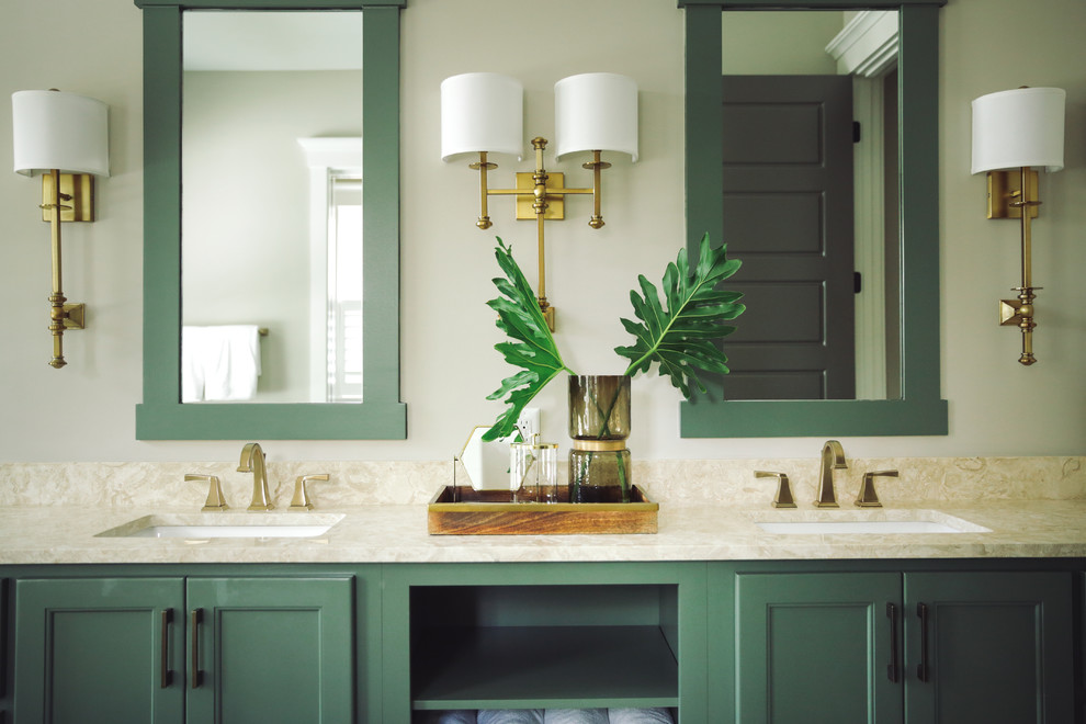 Esempio di una stanza da bagno padronale tradizionale di medie dimensioni con consolle stile comò, ante verdi, pareti beige, pavimento in gres porcellanato, lavabo sottopiano, pavimento beige e top beige