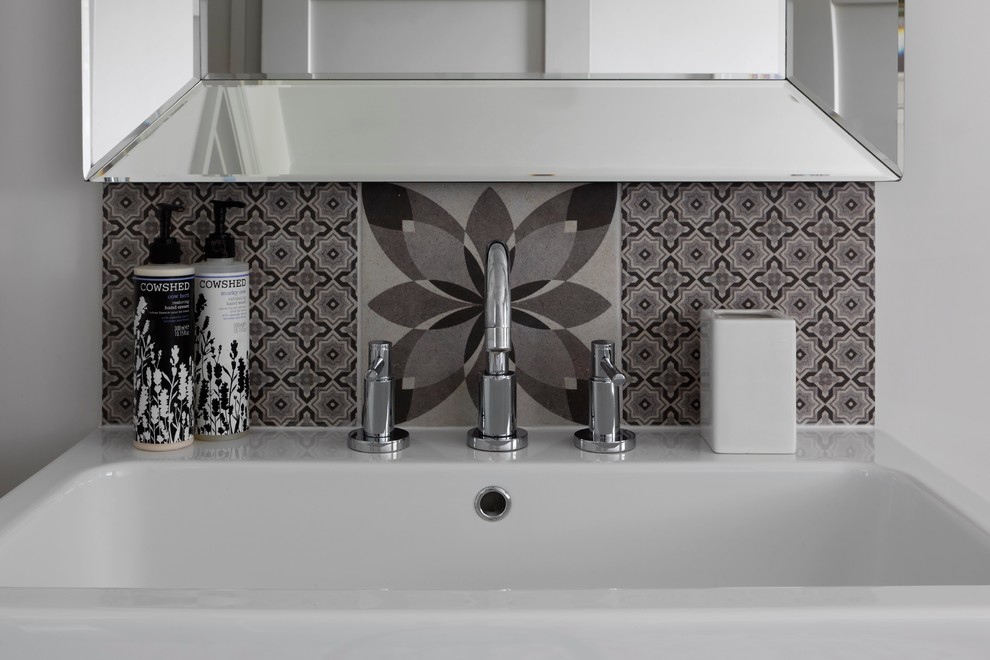 Foto di una stanza da bagno padronale moderna di medie dimensioni con pistrelle in bianco e nero, piastrelle in ceramica, pareti grigie, top in cemento, pavimento con piastrelle in ceramica e lavabo sospeso