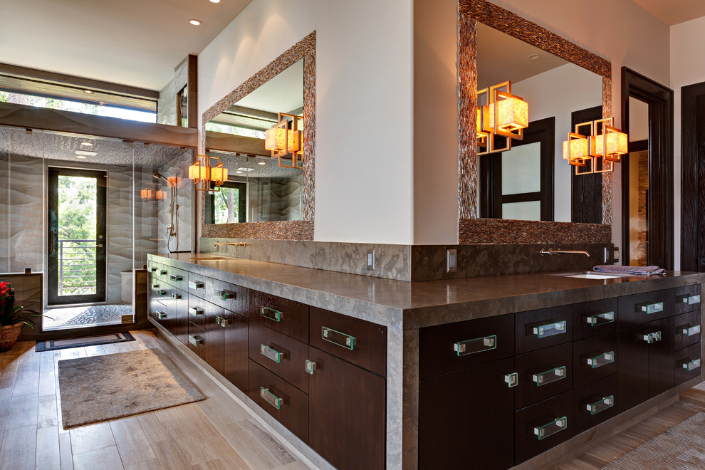 Стильный дизайн: ванная комната в современном стиле с плоскими фасадами, темными деревянными фасадами, душем в нише и бежевыми стенами - последний тренд