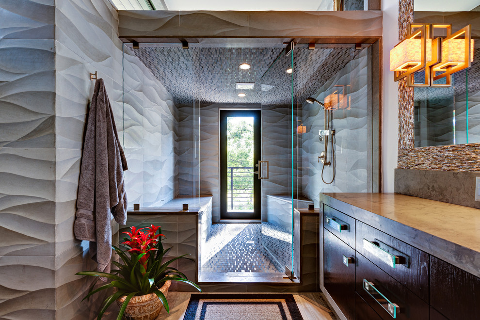 На фото: главная ванная комната в современном стиле с плоскими фасадами, темными деревянными фасадами, душем в нише, серой плиткой и душем с распашными дверями с