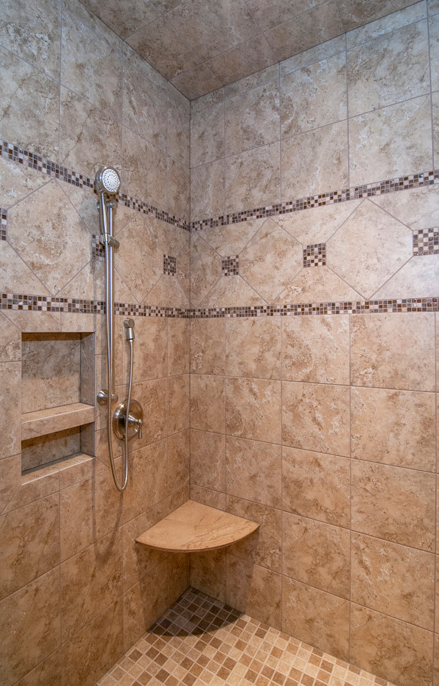 Idéer för vintage badrum, med en dusch i en alkov och beige kakel