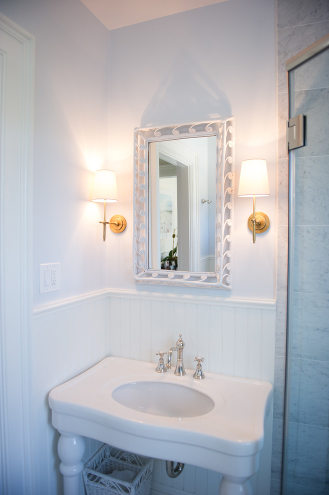Immagine di una stanza da bagno con doccia classica di medie dimensioni con nessun'anta, ante bianche, doccia ad angolo, pareti bianche e lavabo a consolle