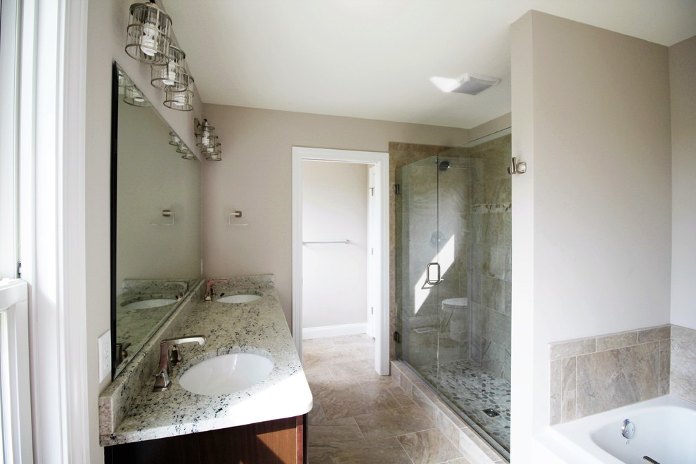 Immagine di una stanza da bagno classica con ante in legno scuro, vasca da incasso, doccia aperta, pareti beige, pavimento con piastrelle in ceramica e top in granito
