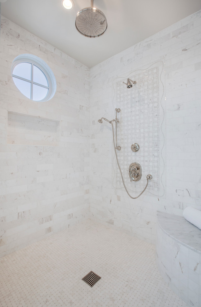 Inspiration pour une grande douche en alcôve principale traditionnelle avec une baignoire sur pieds, un carrelage de pierre et un sol en marbre.