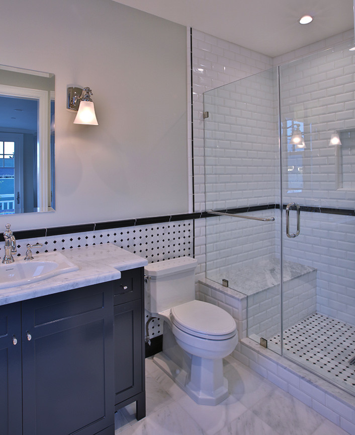 Стильный дизайн: ванная комната среднего размера в классическом стиле с фасадами в стиле шейкер, серыми фасадами, душем в нише, унитазом-моноблоком, серой плиткой, каменной плиткой, серыми стенами, мраморным полом, душевой кабиной, накладной раковиной и мраморной столешницей - последний тренд
