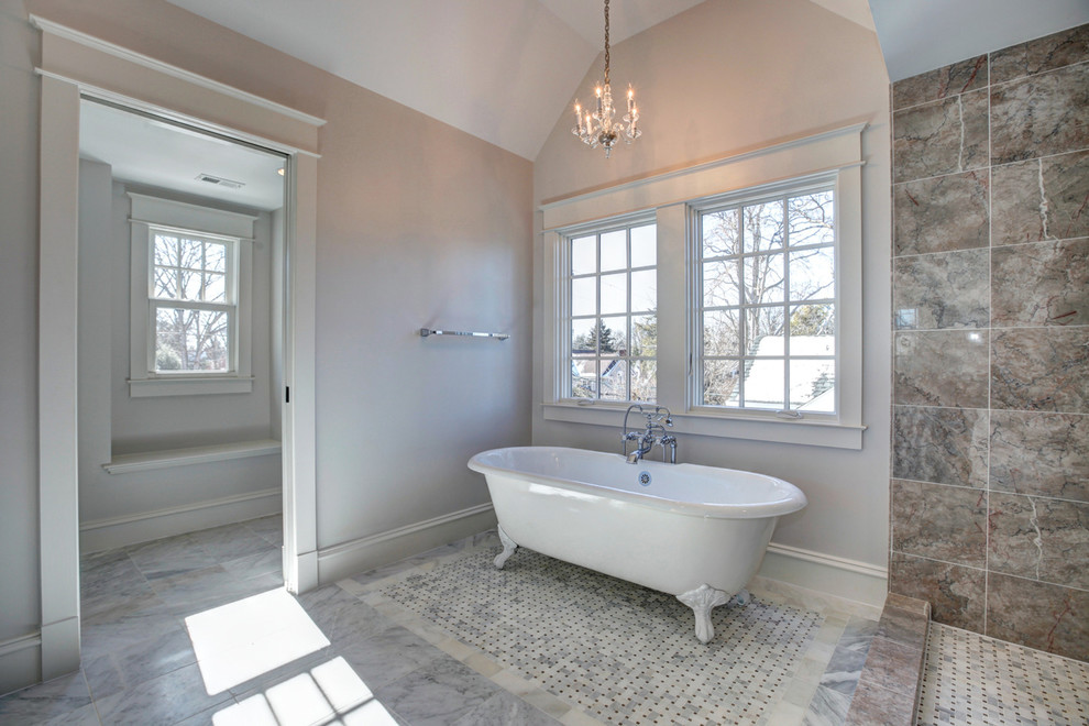 Exempel på ett mellanstort amerikanskt en-suite badrum, med ett undermonterad handfat, ett badkar med tassar, en hörndusch, en toalettstol med separat cisternkåpa, grå kakel, glaskakel och grå väggar