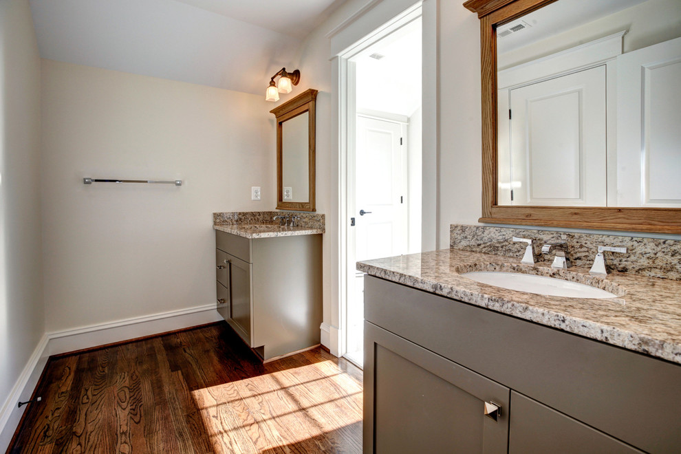 Immagine di una stanza da bagno per bambini american style di medie dimensioni con lavabo sottopiano, ante in stile shaker, top in granito, pareti beige, pavimento in legno massello medio e ante marroni