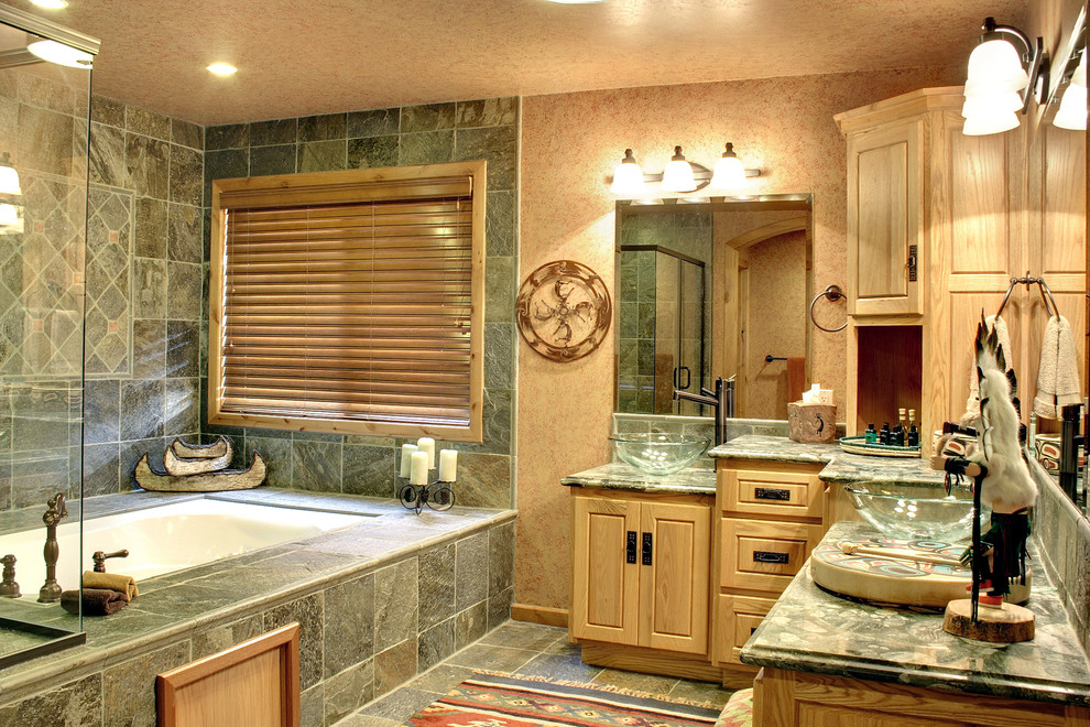 Idées déco pour une grande salle de bain montagne en bois clair avec une vasque, un placard à porte plane, un plan de toilette en granite, une douche double, un carrelage gris, un carrelage de pierre et un mur beige.