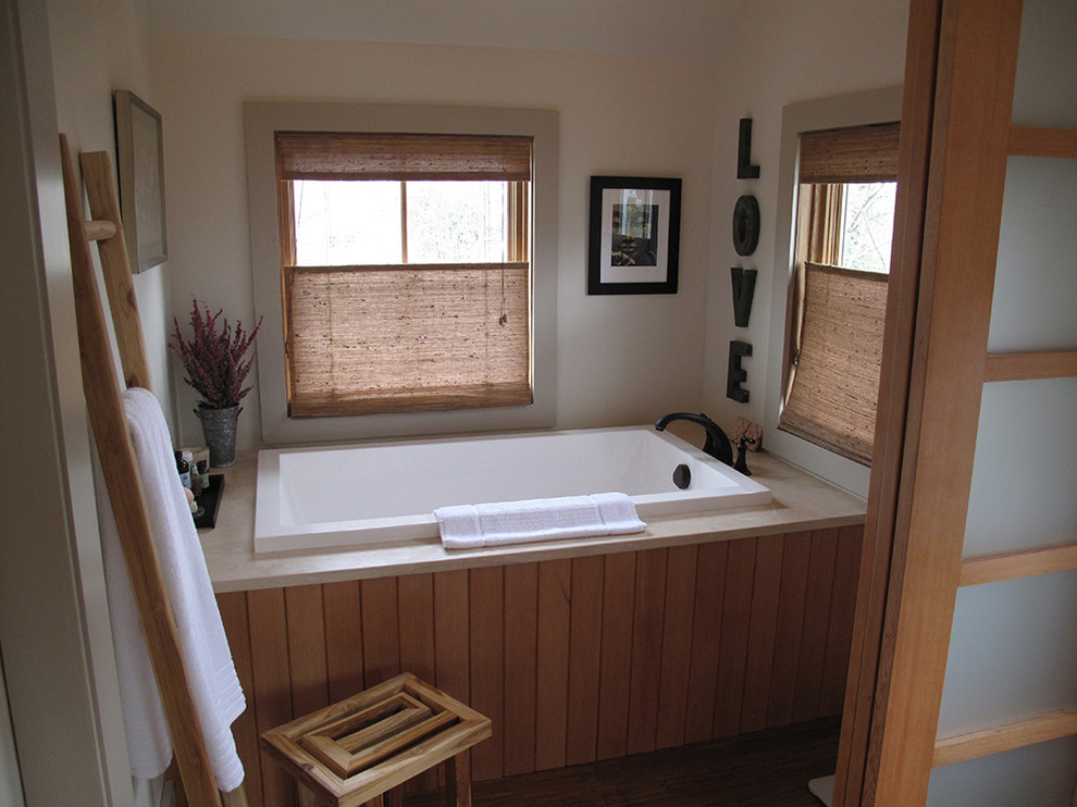 Cette photo montre une petite salle de bain principale asiatique en bois brun avec un placard à porte shaker, un plan de toilette en marbre, un carrelage multicolore, des carreaux de céramique, un mur blanc, un sol en bois brun et une baignoire posée.