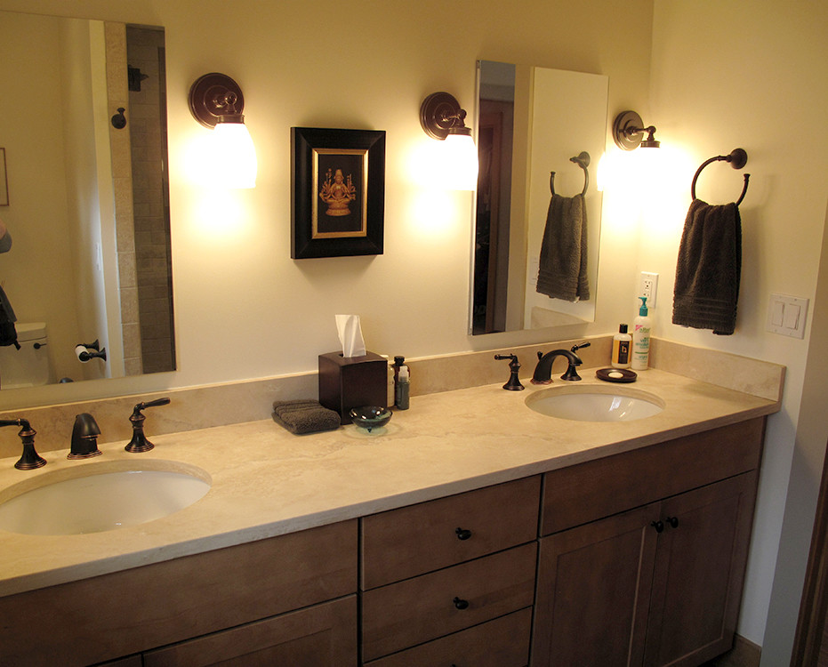 Inspiration för små klassiska en-suite badrum, med ett undermonterad handfat, skåp i shakerstil, skåp i mellenmörkt trä, marmorbänkskiva och vita väggar