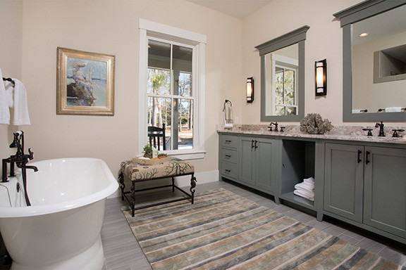 На фото: главная ванная комната среднего размера в стиле шебби-шик с отдельно стоящей ванной, бежевой плиткой, бежевыми стенами и полом из керамогранита с
