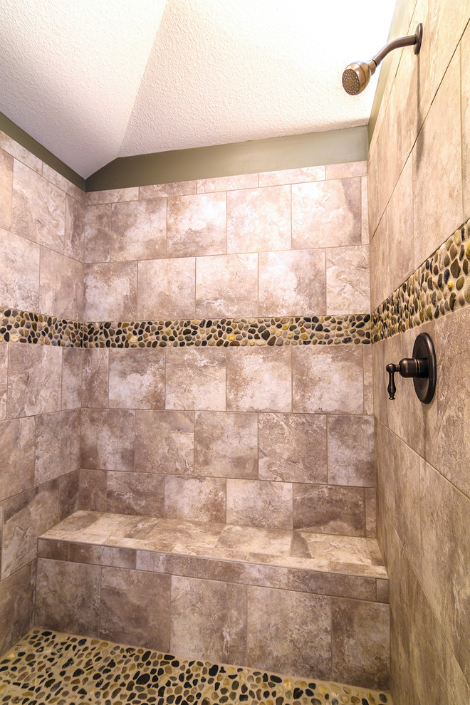 Idéer för ett mellanstort klassiskt en-suite badrum, med ett undermonterad handfat, luckor med upphöjd panel, skåp i mellenmörkt trä, granitbänkskiva, grå kakel, grå väggar och klinkergolv i keramik
