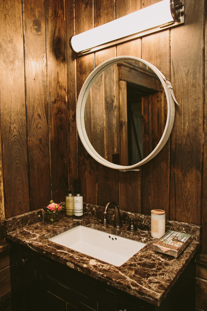 Стильный дизайн: ванная комната среднего размера в стиле рустика с душевой кабиной, фасадами с утопленной филенкой, темными деревянными фасадами, столешницей из талькохлорита, серой плиткой и коричневыми стенами - последний тренд