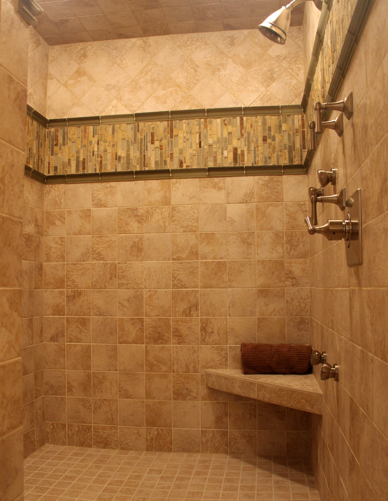 ミルウォーキーにある広いエクレクティックスタイルのおしゃれなマスターバスルーム (オープン型シャワー、ベージュのタイル、セラミックタイル、セラミックタイルの床) の写真