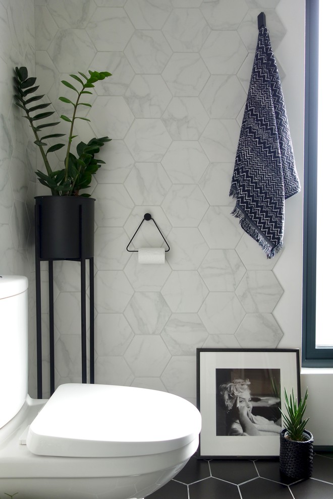 Idéer för ett litet modernt badrum med dusch, med en öppen dusch, en toalettstol med separat cisternkåpa, vit kakel, keramikplattor, vita väggar, klinkergolv i keramik, ett väggmonterat handfat, svart golv och med dusch som är öppen