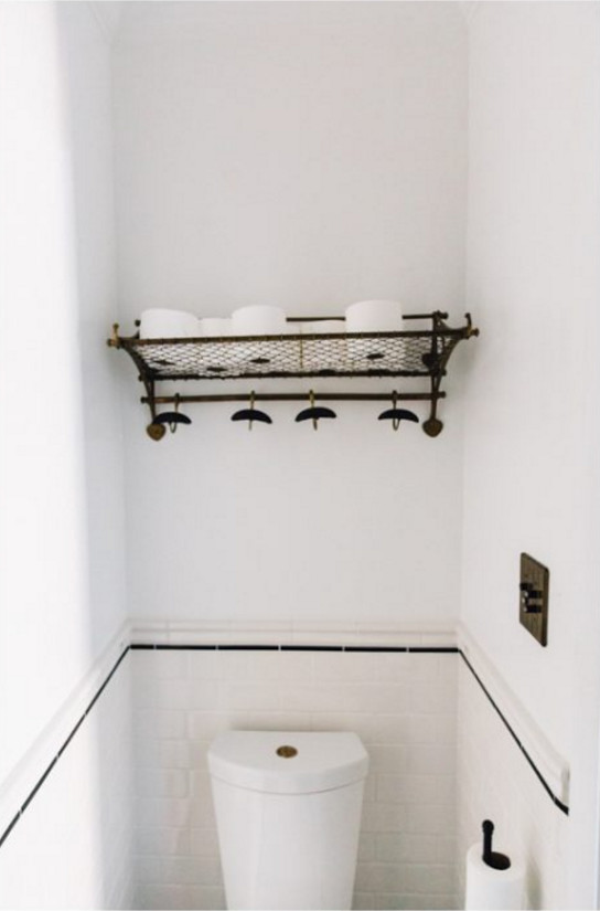 Inspiration för mellanstora klassiska toaletter, med svart kakel, stickkakel, vita väggar och ett väggmonterat handfat