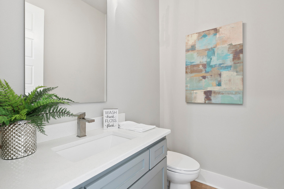 Inspiration pour une salle de bain minimaliste pour enfant avec des portes de placard grises, WC à poser, un mur gris, parquet clair, un plan de toilette en quartz, un sol beige et un plan de toilette blanc.