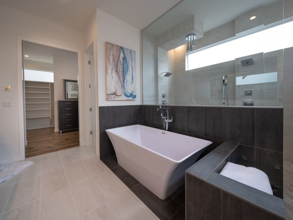 Exempel på ett mellanstort modernt vit vitt en-suite badrum, med släta luckor, skåp i mörkt trä, ett fristående badkar, en kantlös dusch, vit kakel, porslinskakel, vita väggar, klinkergolv i porslin, vitt golv och med dusch som är öppen