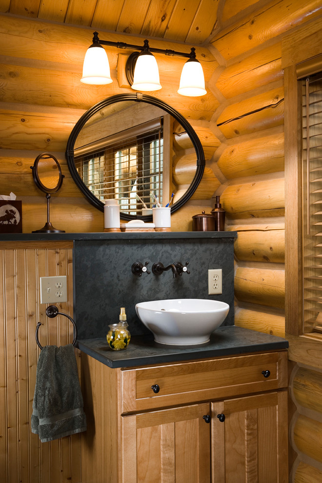 Exemple d'une salle de bain chic avec une vasque.