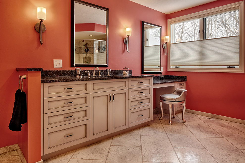 На фото: ванная комната в стиле неоклассика (современная классика) с врезной раковиной, столешницей из переработанного стекла и фасадами в стиле шейкер