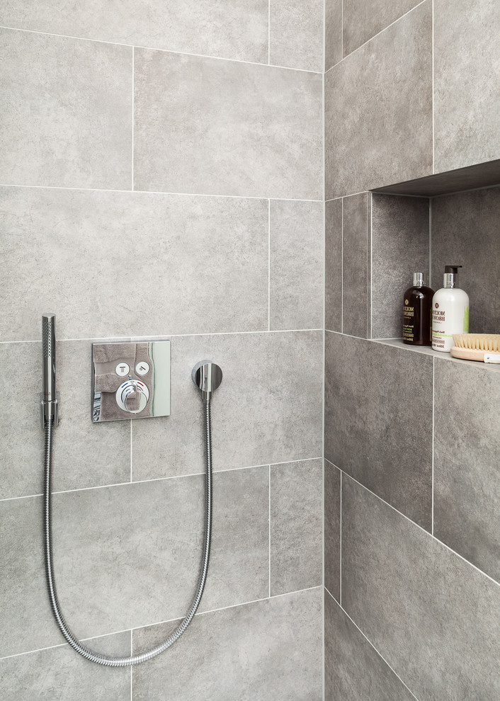 Bild på ett litet funkis en-suite badrum, med en öppen dusch, grå kakel, porslinskakel och dusch med gångjärnsdörr