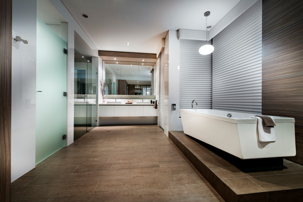 Exempel på ett stort modernt badrum, med ett fristående handfat, släta luckor, ett fristående badkar, brun kakel, vita väggar, vita skåp och en dusch i en alkov