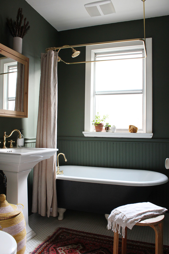 Идея дизайна: ванная комната в классическом стиле с ванной на ножках, душем над ванной, зелеными стенами, душевой кабиной, раковиной с пьедесталом, белым полом и шторкой для ванной