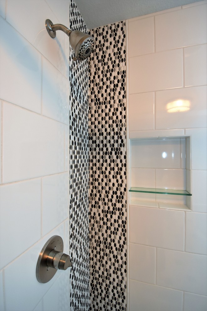 На фото: ванная комната среднего размера в стиле кантри с плоскими фасадами, серыми фасадами, угловой ванной, душем в нише, раздельным унитазом, белой плиткой, стеклянной плиткой, серыми стенами, полом из керамической плитки, душевой кабиной, врезной раковиной и столешницей из искусственного кварца с