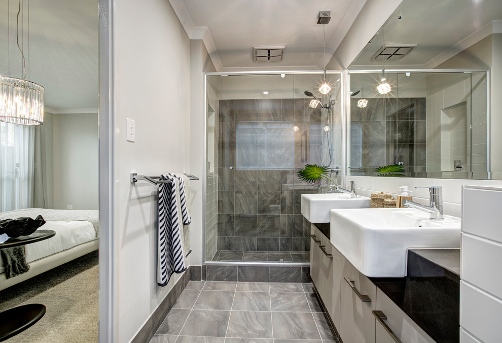 Ispirazione per una stanza da bagno con doccia design con ante lisce, ante grigie, doccia alcova, piastrelle grigie, pareti grigie e porta doccia scorrevole