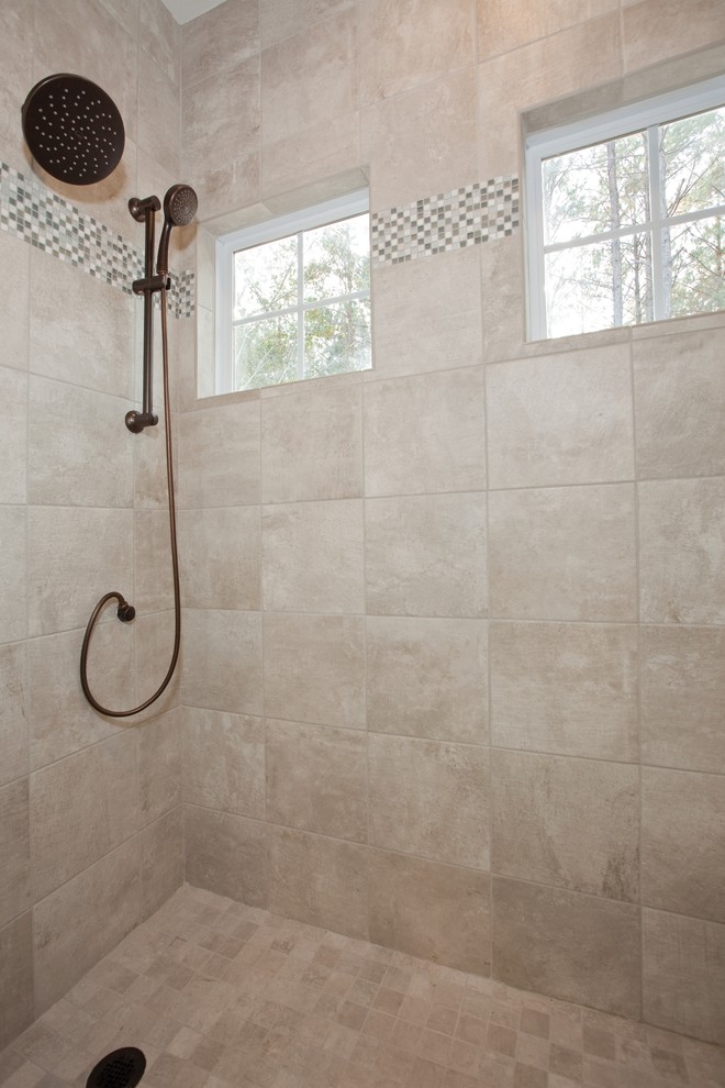 Exempel på ett stort klassiskt en-suite badrum, med möbel-liknande, skåp i mörkt trä, ett platsbyggt badkar, en dusch i en alkov, en toalettstol med hel cisternkåpa, grå kakel, porslinskakel, gröna väggar, klinkergolv i porslin, ett nedsänkt handfat och marmorbänkskiva