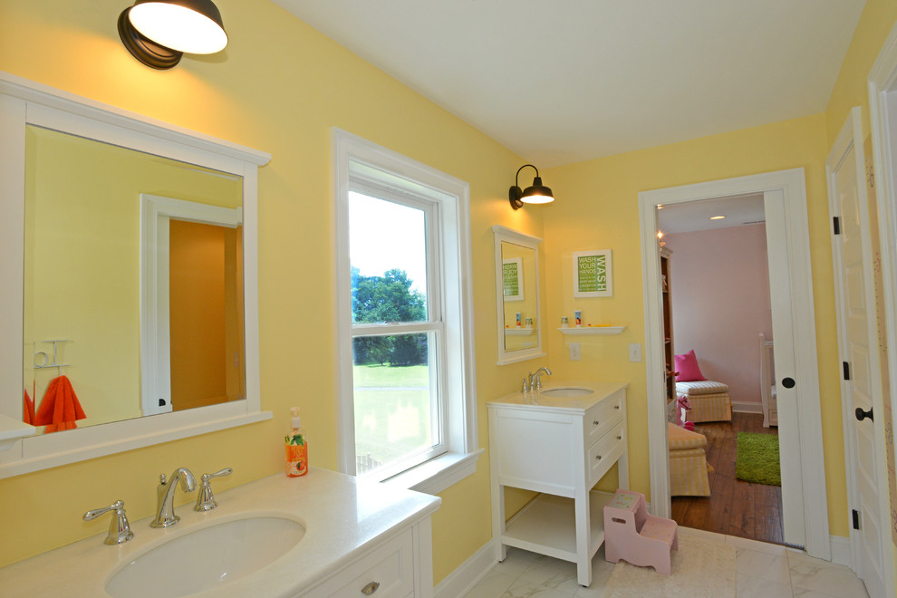 Идея дизайна: детская ванная комната среднего размера в морском стиле с консольной раковиной, белыми фасадами, белой плиткой и желтыми стенами