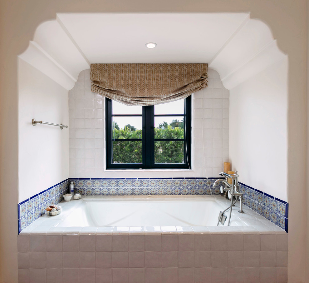 Ejemplo de cuarto de baño mediterráneo grande con bañera empotrada y baldosas y/o azulejos blancos